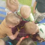 Dzieci wyciągają śrubki z pojemnika z przeszkodami