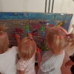 Dzieci bawią się w akwarium