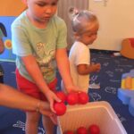Dzieci segregują piłeczki pod względem koloru