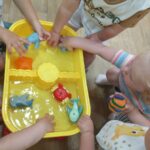 Dzieci łowią gumowe zabawki z wody