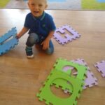 Dzieci układają piankowe puzzle