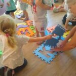 Dzieci układają piankowe puzzle