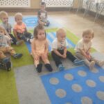 Dzieci podczas pokazywanek na dywanie