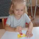 Dzieci przyklejają kolorowe karteczki