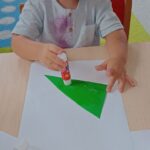Dzieci przyklejają kolorowe karteczki