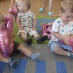 Dzieci bawią się balonowymi literkami