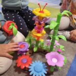 Dzieci bawią się plastikowymi roślinkami