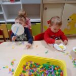 Dzieci bawią się talerzykami sensorycznymi