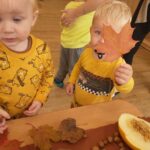 Dzieci na zajęciach sensorycznych z kolorami żółtym i brązowym