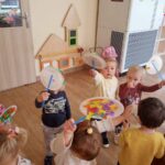 Dzieci bawią się talerzykami sensorycznymi