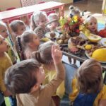 Dzieci na zajęciach sensorycznych z kolorami żółtym i brązowym