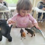 Dzieci bawią się figurkami zwierzątek