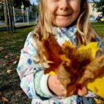 Dzieci zbierają liście