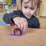 Dzieci robią ślimaki z kasztanów i plasteliny