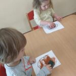 Dzieci malują farbą i gąbką