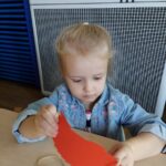 Dzieci robią jeża z papieru