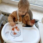 Dzieci malują farbą i gąbką
