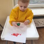 Dzieci malują klockami