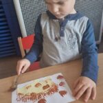 Dzieci malują jeża widelcem