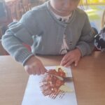 Dzieci malują jeża widelcem