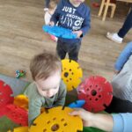 Dzieci tworzą konstrukcje z dużych klocków