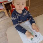 Dzieci kolorują rysunki na Dzień Szczeniaka