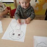 Dzieci kolorują rysunki na Dzień Szczeniaka