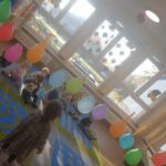 Dzieci ćwiczą obręcz barkową poprzez uderzanie w balony