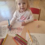 Dzieci malują kolorowanki na Dzień Kanapki