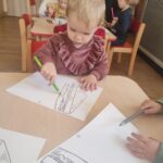 Dzieci malują kolorowanki na Dzień Kanapki