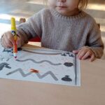 Dzieci rysują szlaczki według wzoru
