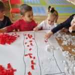 Dzieci wykonują pracę plastyczną w Dzień Niepodległości