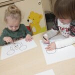 Dzieci kolorują rysunki z Myszką Miki