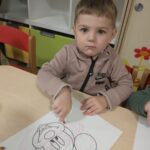 Dzieci kolorują rysunki z Myszką Miki