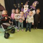 Dzieci świętują Andrzejki na grupie Tygryski