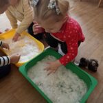 Dzieci bawią się w sztucznym śniegu
