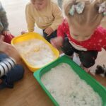Dzieci bawią się w sztucznym śniegu