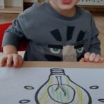 Dzieci kolorują rysunki na Dzień Oszczędzania Energii