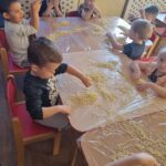 Dzieci na zajęciach sensorycznych na Dzień Spaghetti