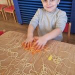 Dzieci na zajęciach sensorycznych na Dzień Spaghetti