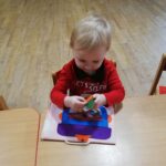 Dzieci przy zabawach manipulacyjnych z książeczkami sensorycznymi