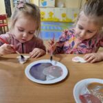 Dzieci dekorują pierniczki z masy solnej