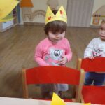 Dzieci robią korony na Święto Trzech Króli
