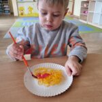 dzieci robią sztuczne spaghetti