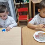 Dzieci dekorują pierniczki z masy solnej