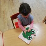 Dzieci przy zabawach manipulacyjnych z książeczkami sensorycznymiDzieci przy zabawach manipulacyjnych z książeczkami sensorycznymi