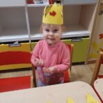 Dzieci robią korony na Święto Trzech Króli