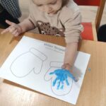 Dzieci odbijają rączki na papierze