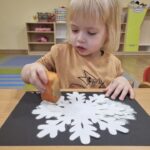 Dzieci malują śnieżynki za pomocą gąbeczekDzieci malują śnieżynki za pomocą gąbeczek