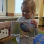 Dzieci słuchają o dokarmianiu ptaszków